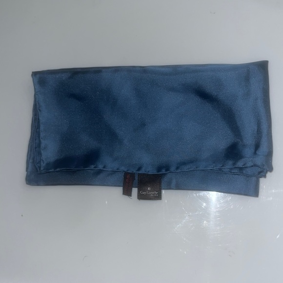 Guy Laroche 100% silk pocket square in excellent condition - Picture 5 of 7
